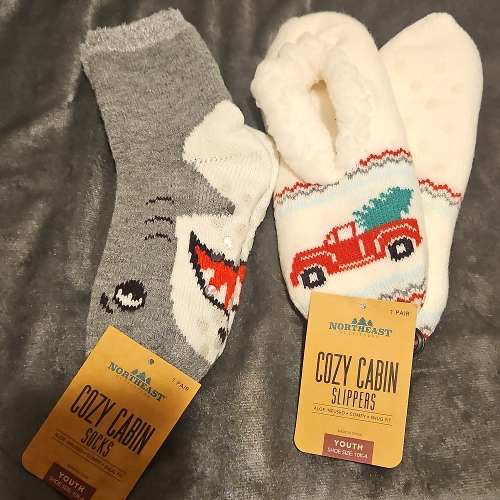 Northeast Outfitters Christmas Slippers & Shark Socks Grippers Stocking 10K-4